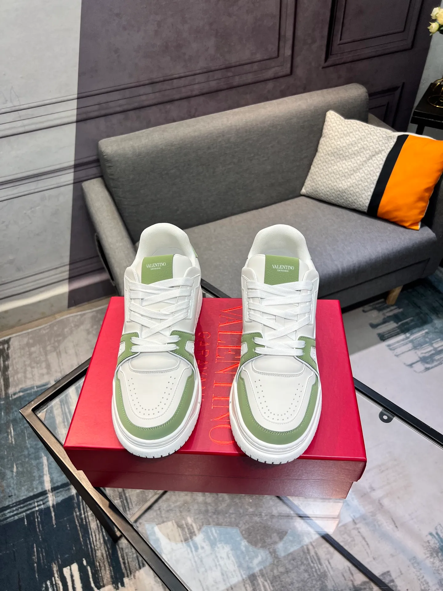 Men's Men's Shoes 💰660 Valentino 2023 early autumn new star shoes are now online! Wang Hedi and Ren Jialun have been worn by many celebrities. Who can refuse the same couple shoes as Wang Hedi! The design of Stars Stab My Heart is cool and spicy. The material of the shoes is cowhide, and every color is beautiful! Size 35-40, men’s size 39-44 (women’s 41, men’s 38, 45🉑️customized)